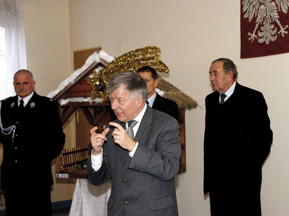 Fot. 4 Profesor Jan Miodek opowiada w KW PSP we Wrocławiu o pochodzeniu nazw świąt Bożego Narodzenia i pisowni „Do siego roku!” fot. Lech Lewnadowski